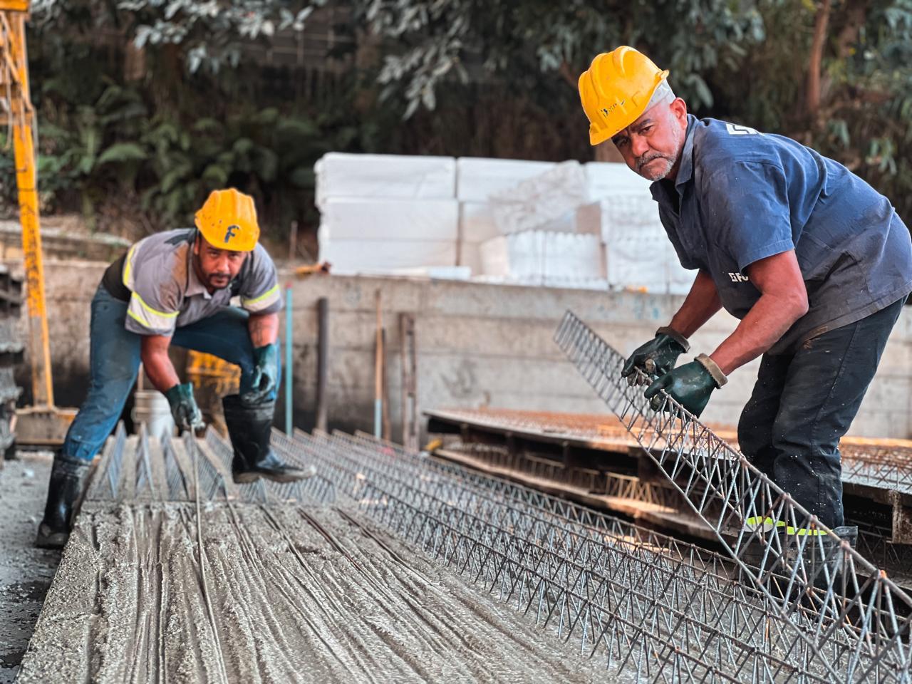 Equipe Fortec Lajes posicionando vigota treliçada com lajota cerâmica